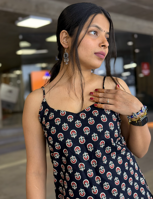Vani – Black Printed Sleeveless Kurti