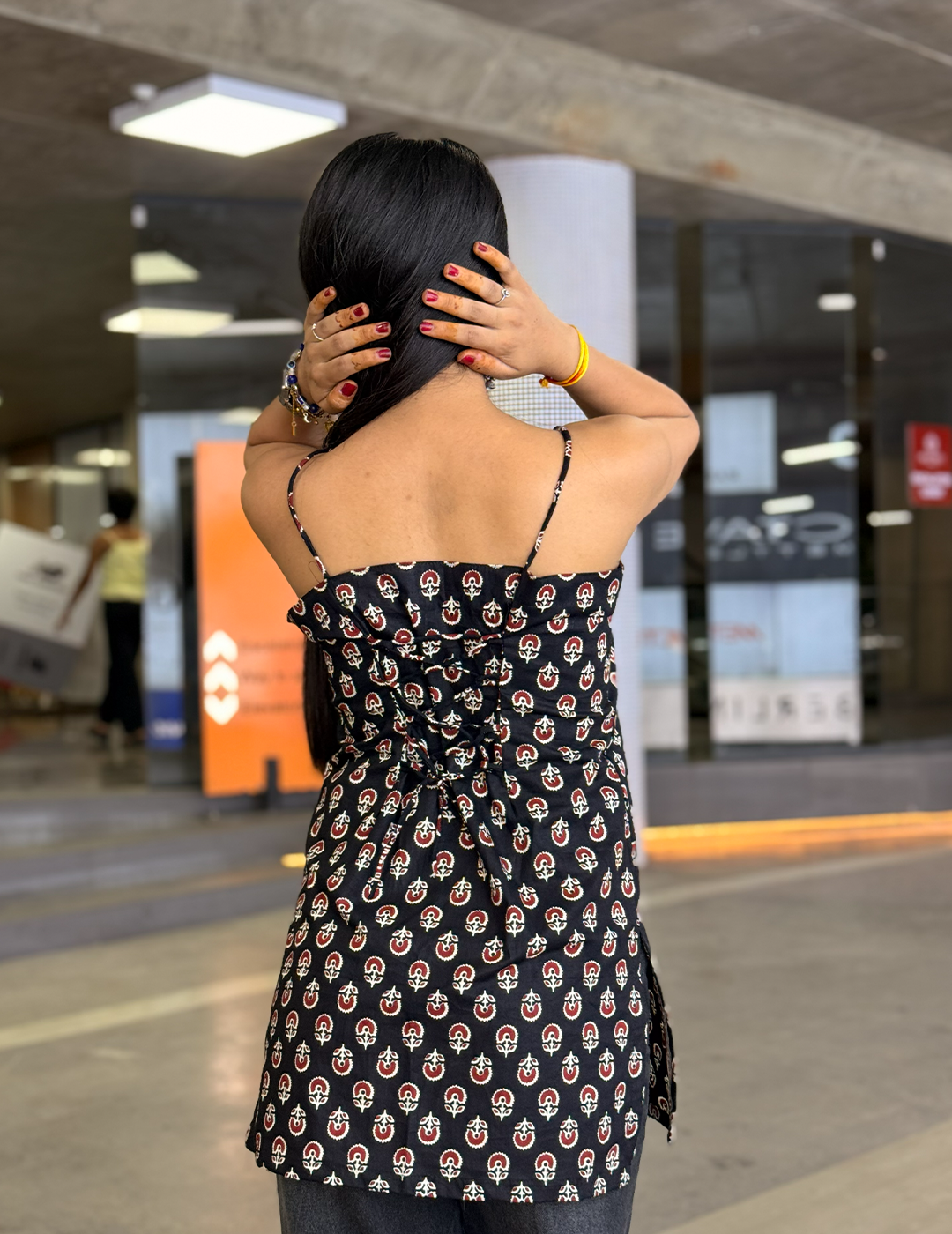 Vani – Black Printed Sleeveless Kurti